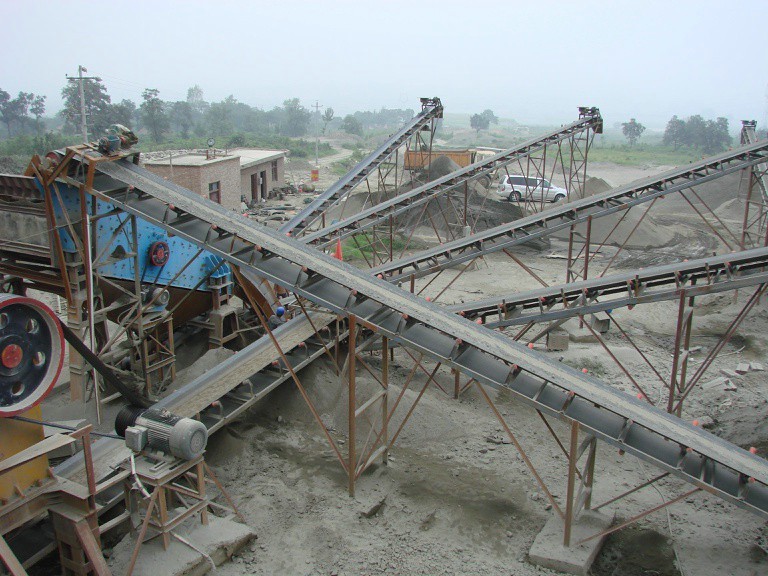 圓振動篩用于砂石廠篩分分ji處理 砂石廠用振動篩現(xiàn)場.jpg