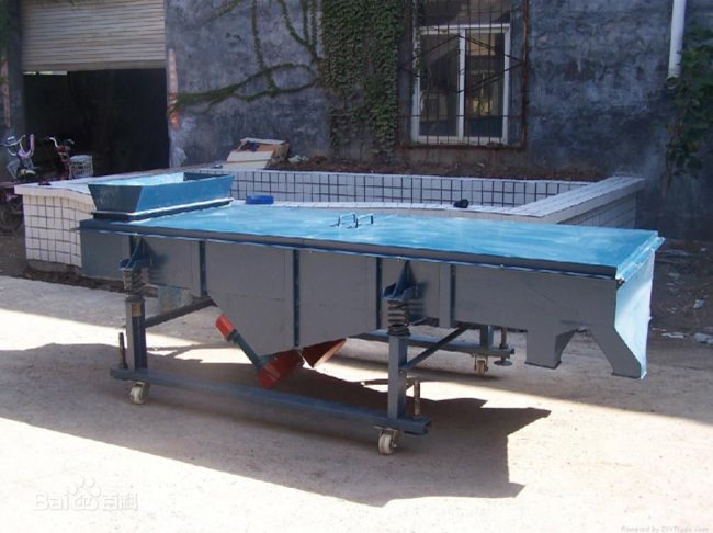 振動電機(jī)安裝于直線振動篩底部 振動電機(jī)安裝于直線振動篩底部.jpg